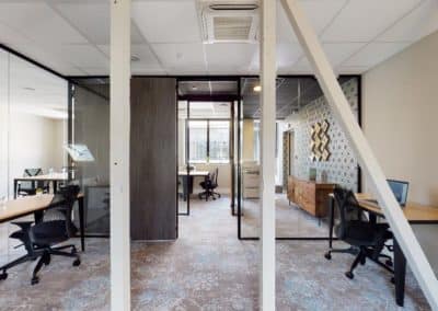 Espace de coworking à Lille avec salle de réunion et séminaires, location de bureaux, domiciliation, café coworking. Espace de télétravail